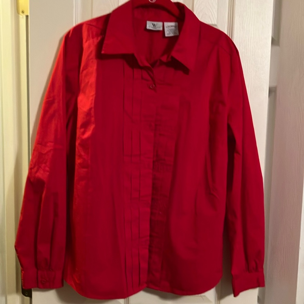Long-sleeved blouse.